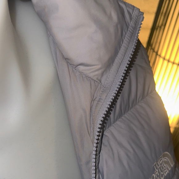 The North Face Women's Light Gray Puffer Jacket - Picture 4 of 5